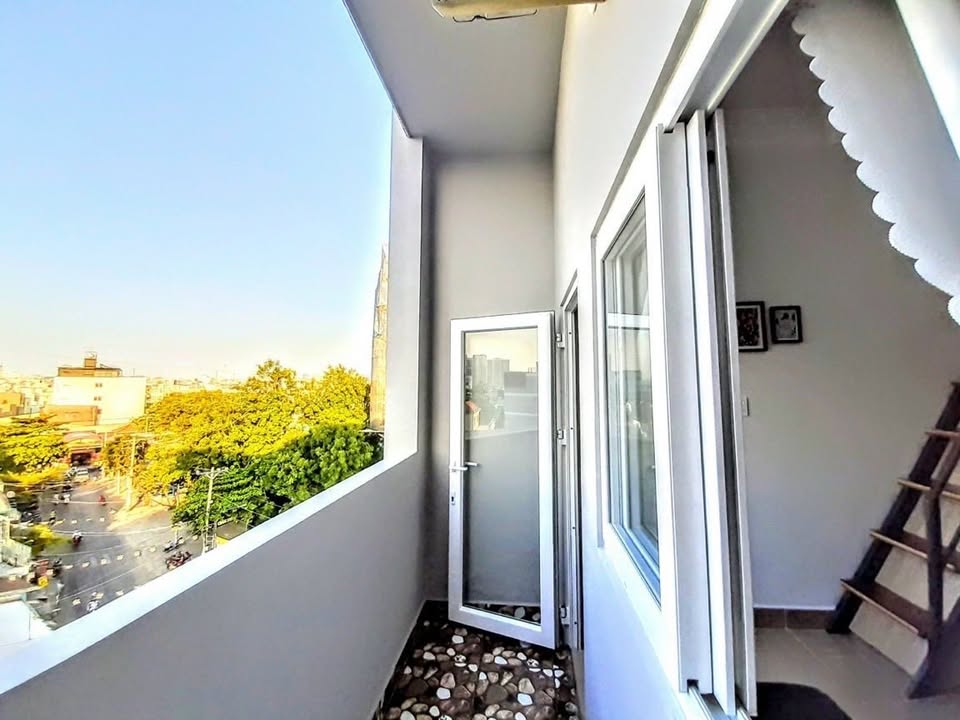Căn hộ cho thuê Lê Hồng Phong Q10 - Gác xép, ban công và nội thất đầy đủ!