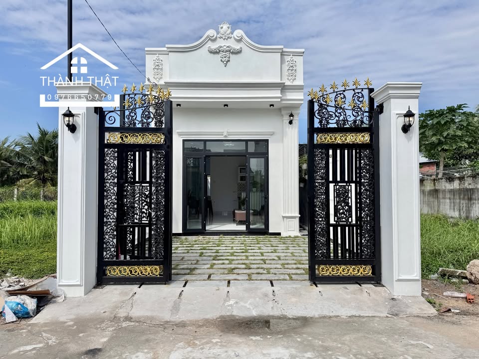 Nhà phố tân cổ điển 105m² giá 1.75 tỷ - Sang trọng, gần trung tâm Mỹ Tho!