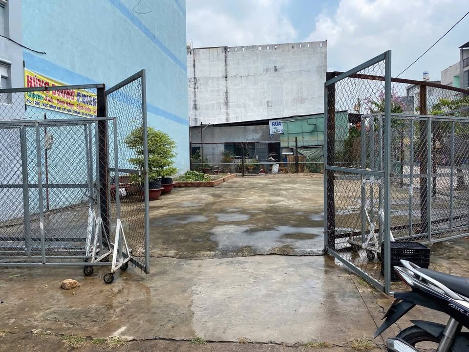 Đất nền Dĩ An 200m² giá thỏa thuận - Hướng Nam, sổ đỏ chính chủ!