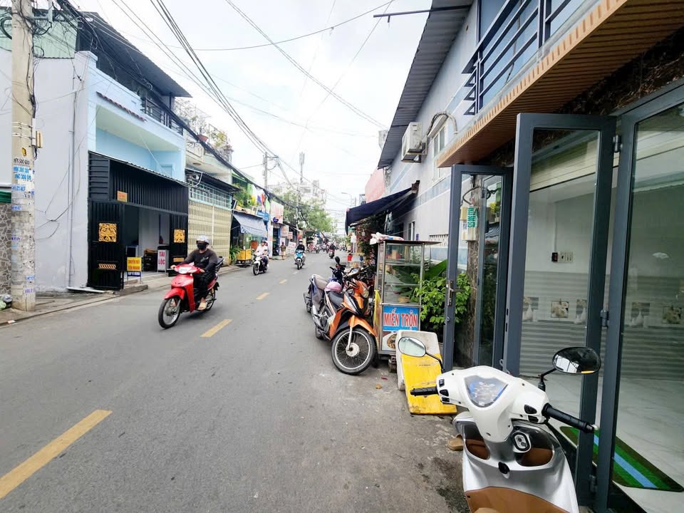 Nhà mặt tiền đường HT 17, Quận 12, 18m² giá 985 triệu - Vị trí kinh doanh đắc địa!