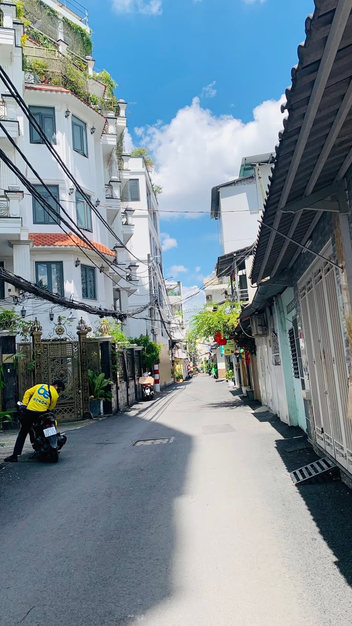 Nhà phố Quận 1 Trần Hưng Đạo 5 tầng giá 9.7 tỷ - An ninh và tiện nghi tuyệt vời!