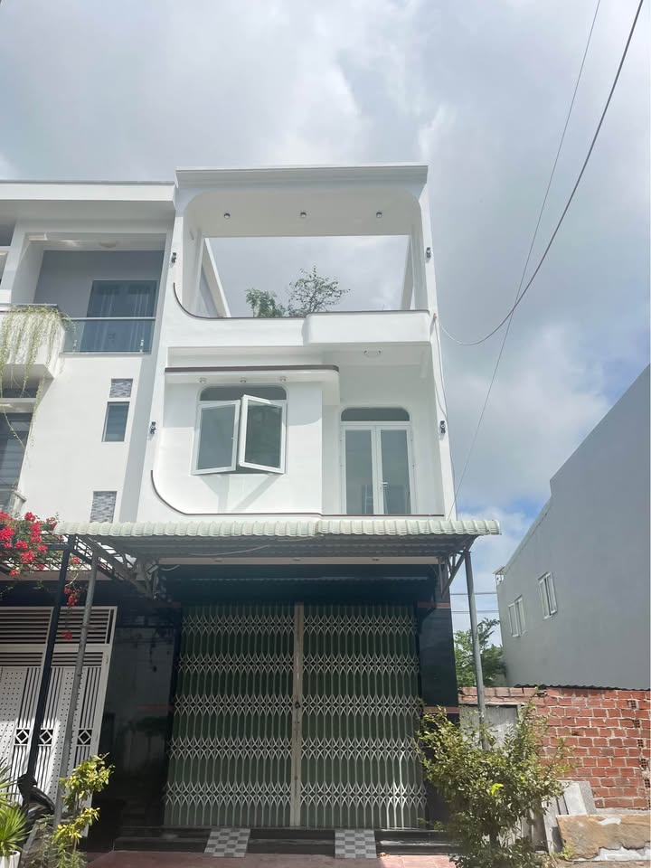 Bán nhà mặt tiền 3 tầng đường Lê Đại Cang, Quy Nhơn 95m² - Thiết kế hiện đại, giá tốt!