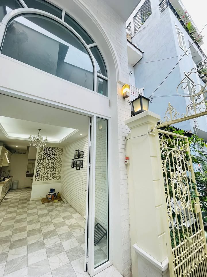 Nhà đẹp Quận 1 40m² giá 9.8 tỷ - Nở hậu tài lộc, thương lượng tốt!