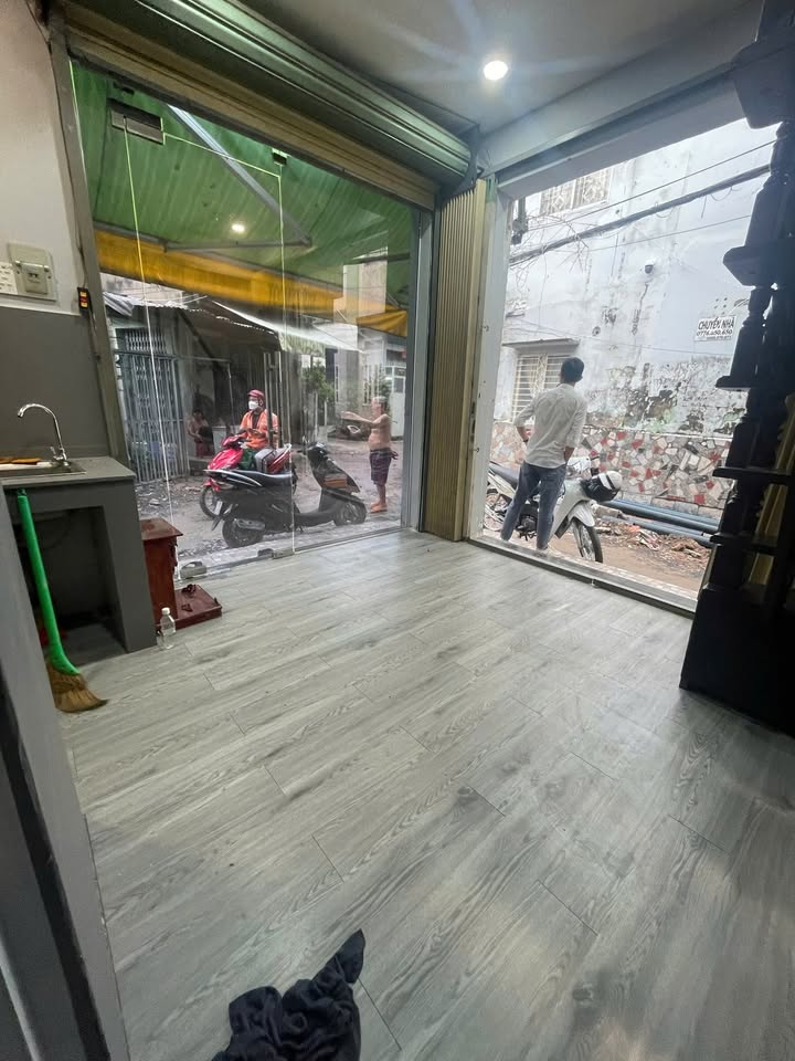 Nhà góc cho thuê đường Lạc Long Quân, Tân Bình 3,5x5m - Giá chỉ 5,5 triệu/tháng!