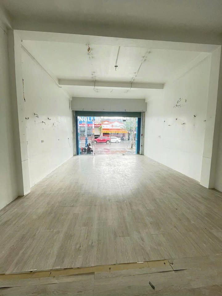 Nhà phố cho thuê tại Nguyễn Văn Cừ, Vinh 60m² giá 23 triệu - Phù hợp kinh doanh hiệu quả!