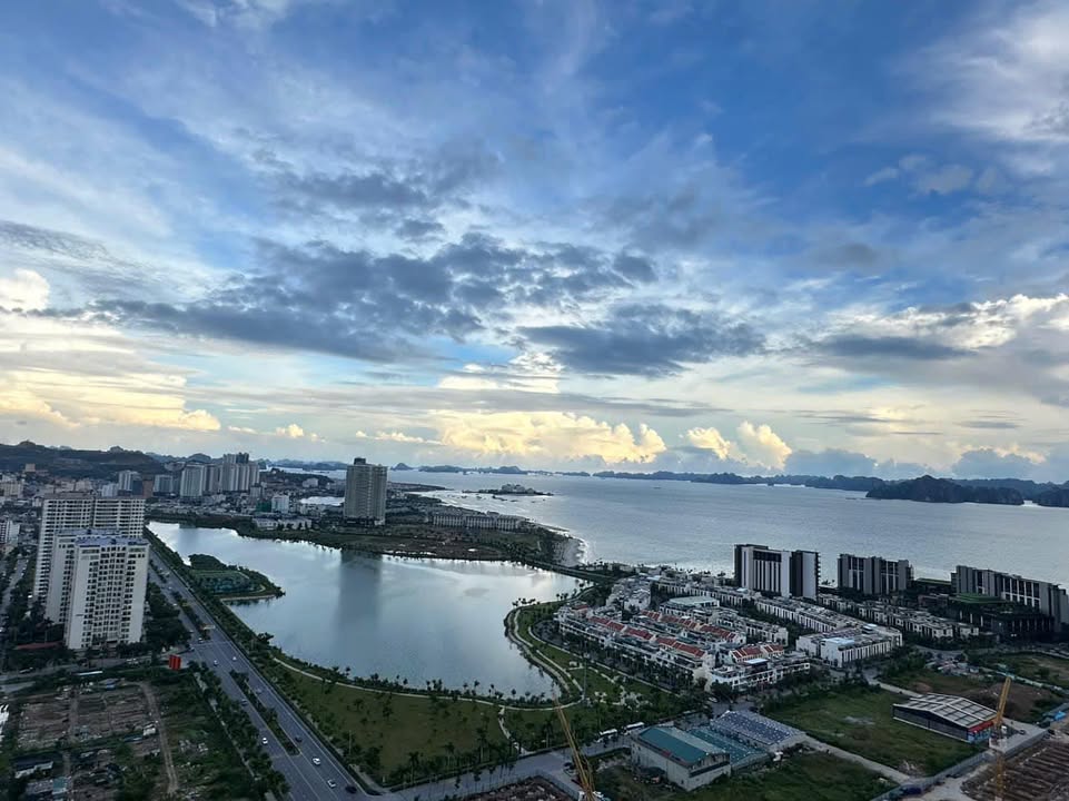 Căn hộ ICON40 Hạ Long 72m² giá 3.4 tỷ - View đảo Rều hướng Đông Nam
