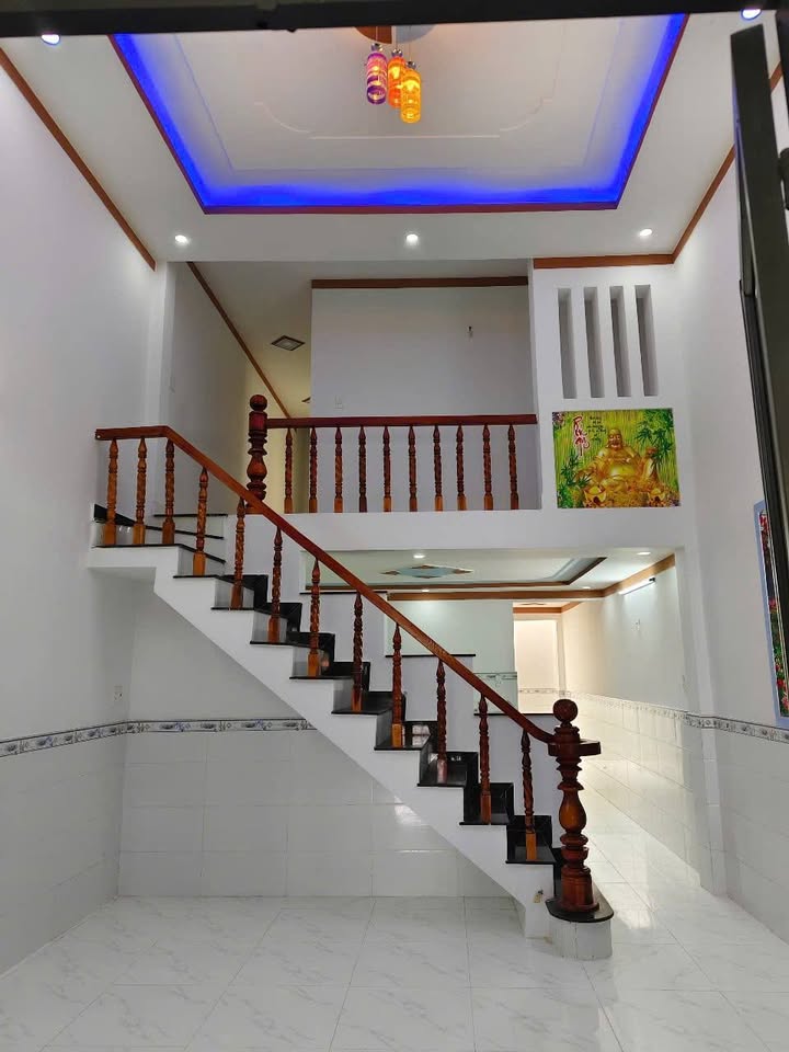 Nhà gác lửng 3PN 2WC sân xe tải tại Tân Bình 92.4m² giá 1.15 tỷ - Sẵn sàng ở ngay!