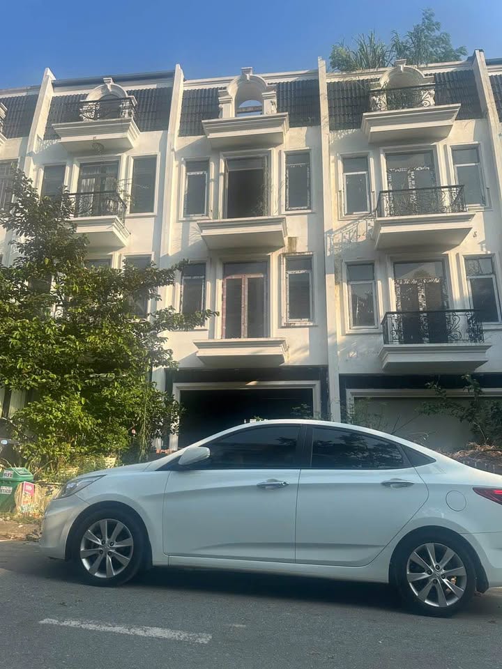 Nhà 3 tầng 1 tum tại Lào Cai 92.5m² giá 2.3 tỷ - Sổ đỏ chính chủ!