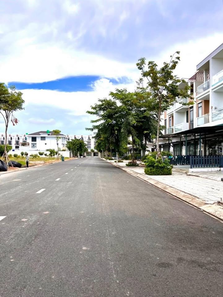 Nhà phố KĐT Phú Gia Rạch Giá 120m² giá 3 tỷ - Vị trí đắc địa, thích hợp kinh doanh!