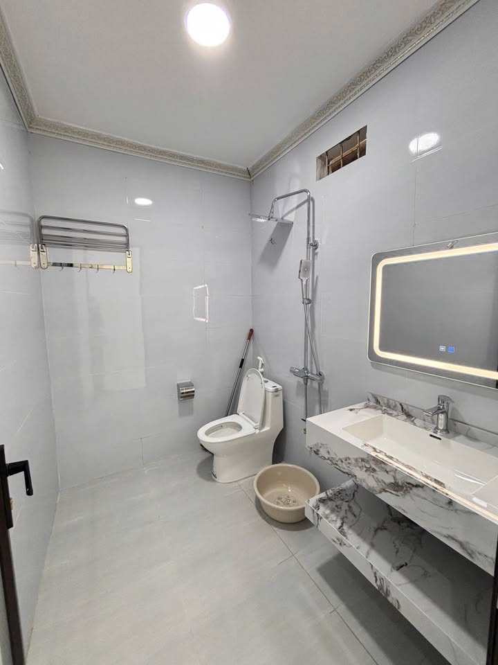 Nhà 3 tầng mặt đường Đặng Tiến Đông, Thanh Hóa 74m² giá 4.95 tỷ - Chính chủ bán gấp!