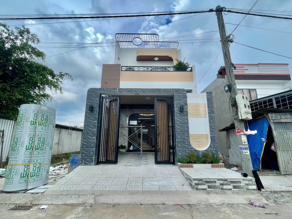 Nhà mặt tiền nhựa Tân Mỹ Chánh, TP Mỹ Tho 90m² giá 2.2 tỷ - Sân ô tô, 3 phòng ngủ!