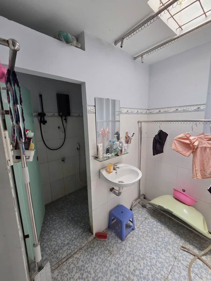 Nhà 1 mê hẻm rộng tại Hoàng Văn Thụ, Tuy Phước 42m² giá 2.65 tỷ - Không thể bỏ lỡ!