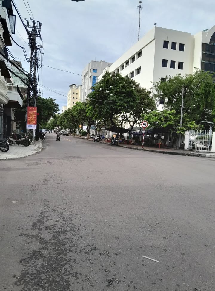 Nhà cho thuê nguyên căn góc 2 mặt tiền đường Lê Duẩn, Quy Nhơn 90m² - Diện tích rộng, phù hợp kinh doanh!