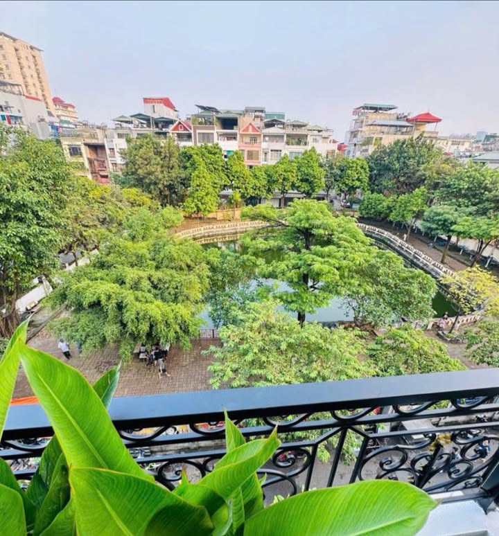 Nhà mặt phố Lạc Long Quân, Tây Hồ, 40m² chỉ 1x tỷ - Vị trí đắc địa, hiếm có!