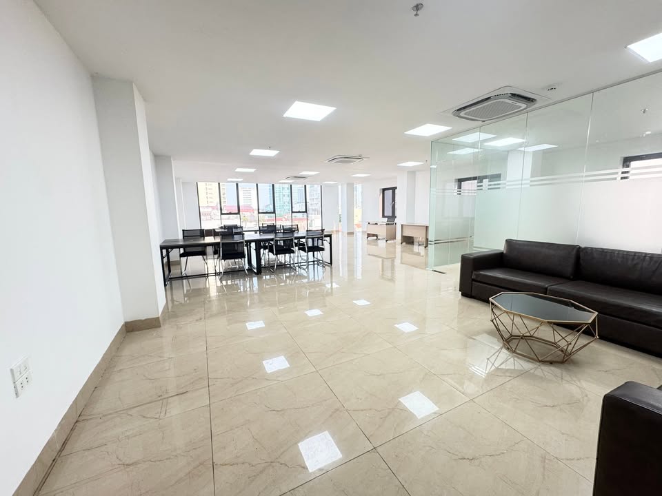 Văn phòng cho thuê Hoàng Quốc Việt, Cầu Giấy 160m² - Giá chỉ 26 triệu/tháng!