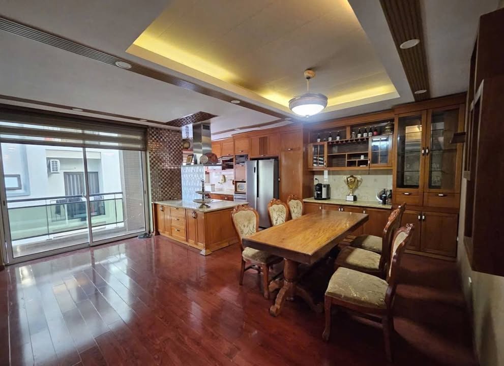 Căn hộ cao cấp 200m² tại Tây Hồ - 4 phòng ngủ, full đồ, giá 25 triệu/tháng!