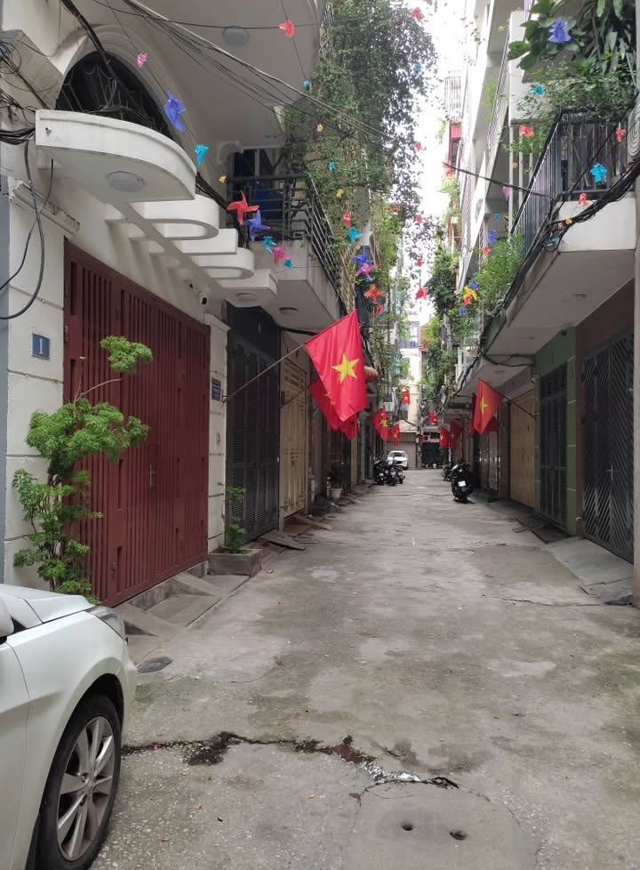 Nhà 5 tầng Thái Hà Đống Đa 40m² - Ô tô đỗ cửa, thang máy hiện đại!