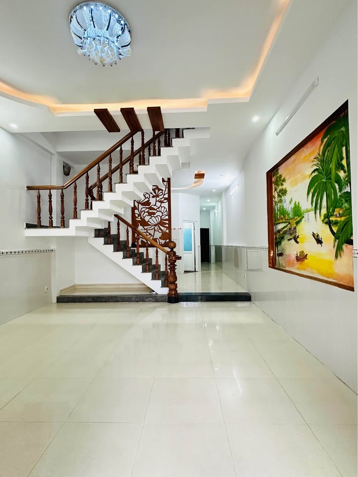 Nhà 3 tầng hiện đại đường Bùi Thiện Ngộ, Hòa Xuân 100m² giá 7.5 tỷ - Không thể bỏ lỡ!