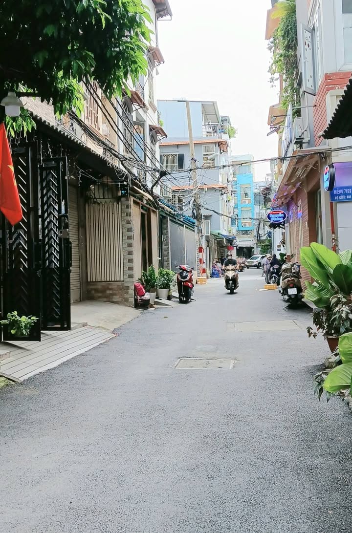 Nhà 3 Tầng 54m² Tân Bình giá hơn 6 tỷ - Hẻm xe hơi, an ninh cao!