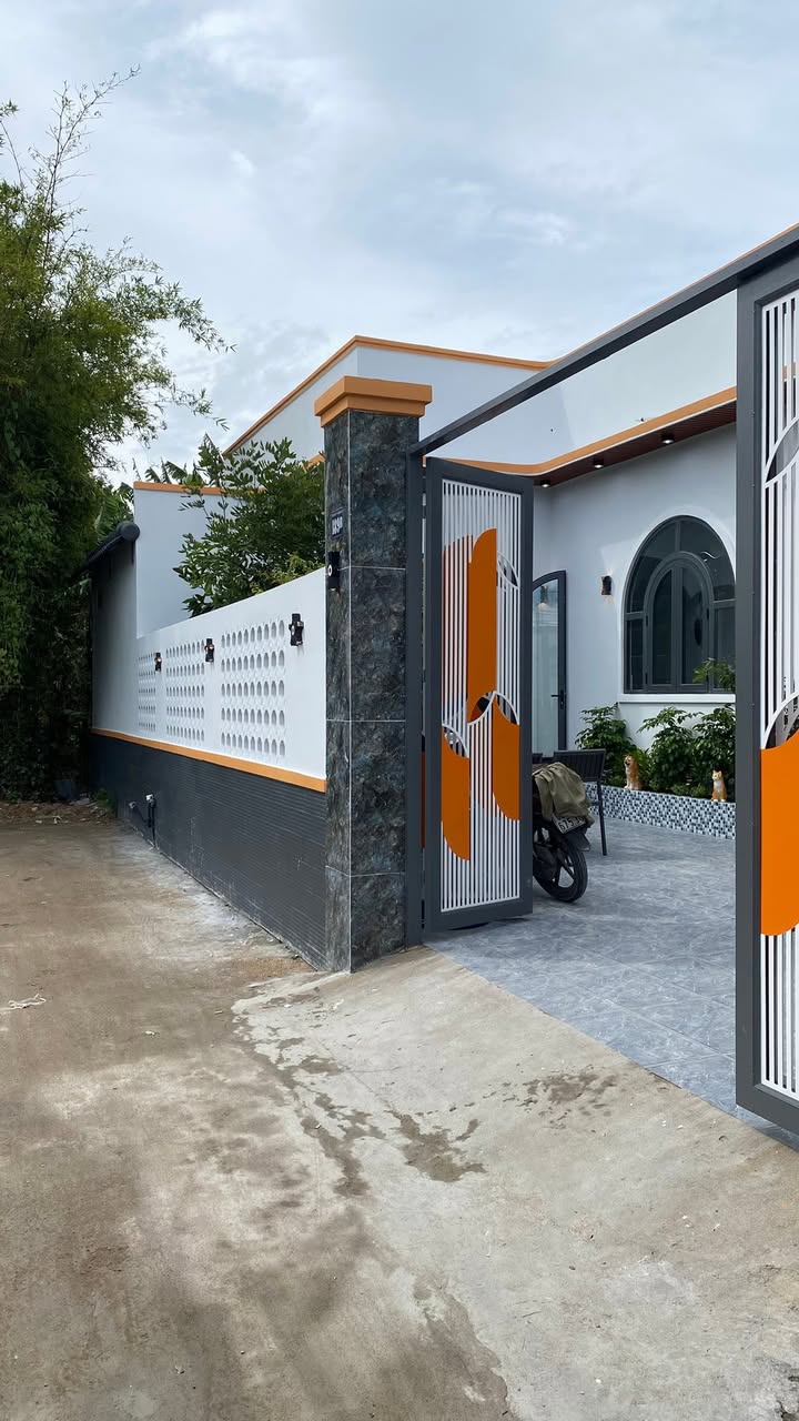 Nhà cấp bốn ấp Lộc Hậu, 168m² giá 2.45 tỷ - Thiết kế sân vườn rộng rãi!