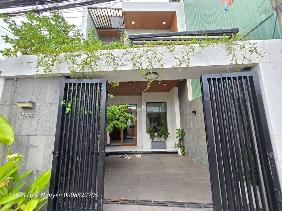 Nhà đẹp 100m² tại Đà Nẵng giá chỉ 5.25 tỷ - Sân ô tô 7 chỗ, full nội thất!