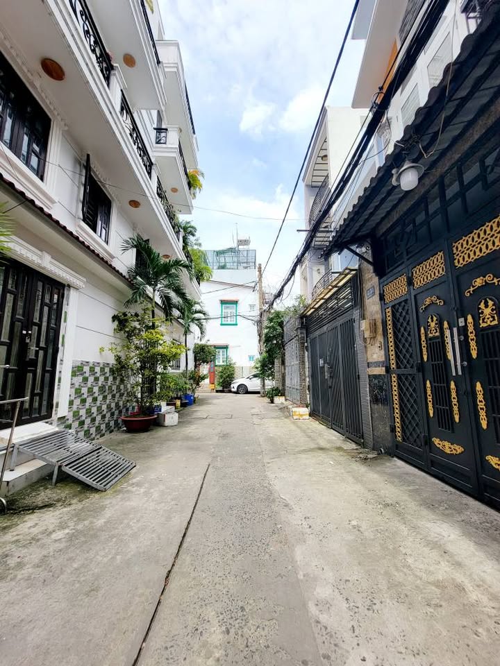 Nhà chính chủ Gò Vấp 108m² giá 8.3 tỷ - Hẻm xe hơi 6m thông thoáng!