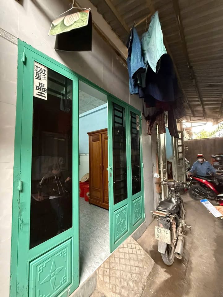 Nhà phố Hóc Môn 64m² giá 1.65 tỷ - Sổ hồng chính chủ, thương lượng ngay!