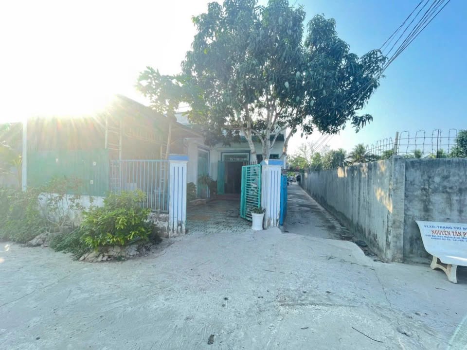 Nhà góc 2 mặt tiền Bình Thủy 160m² giá 2.2 tỷ - Sẵn sàng về ở ngay!