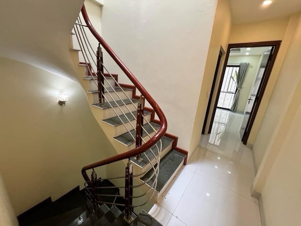 Nhà nguyên căn Ngọc Lâm 4 tầng 6 triệu - Đủ nội thất, sẵn vào ở!