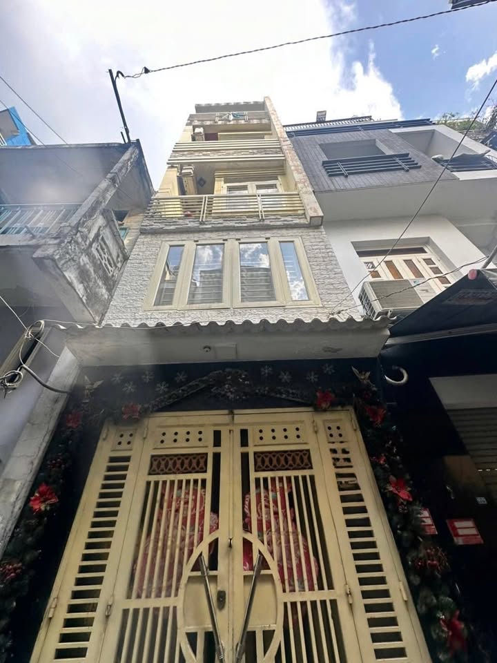 Nhà phố Khánh Hội quận 4 23.8m² giá 5.2 tỷ - Nhà mới đúc chắc chắn, vị trí đắc địa!