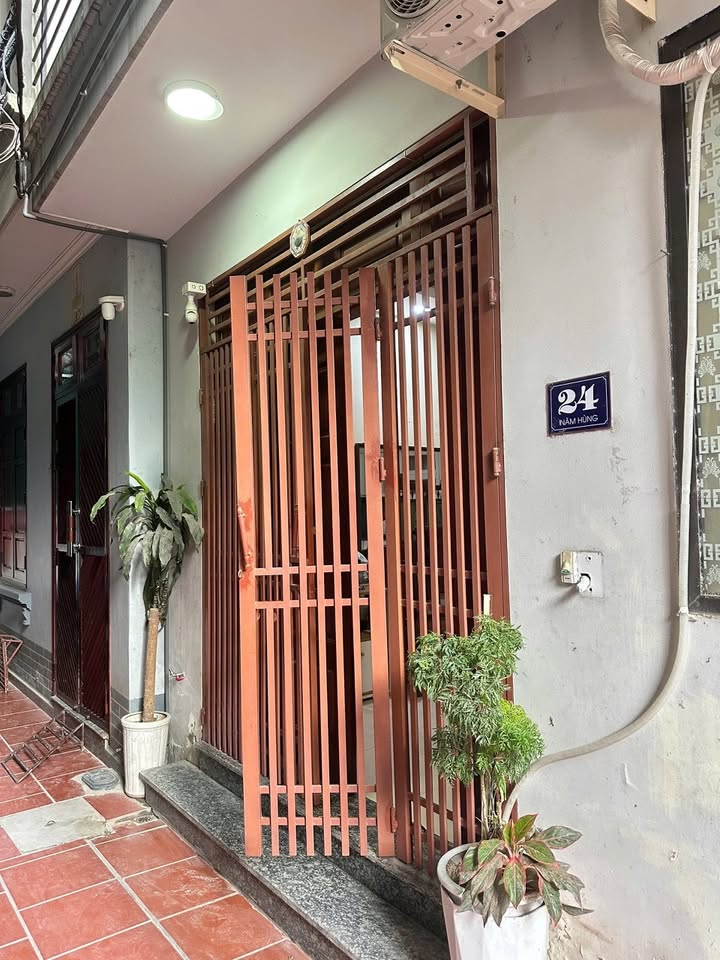 Cho thuê nhà 5 tầng tại Thạch Bàn, Long Biên 33m² - Tiện nghi đầy đủ, giá chỉ 12 triệu/tháng!