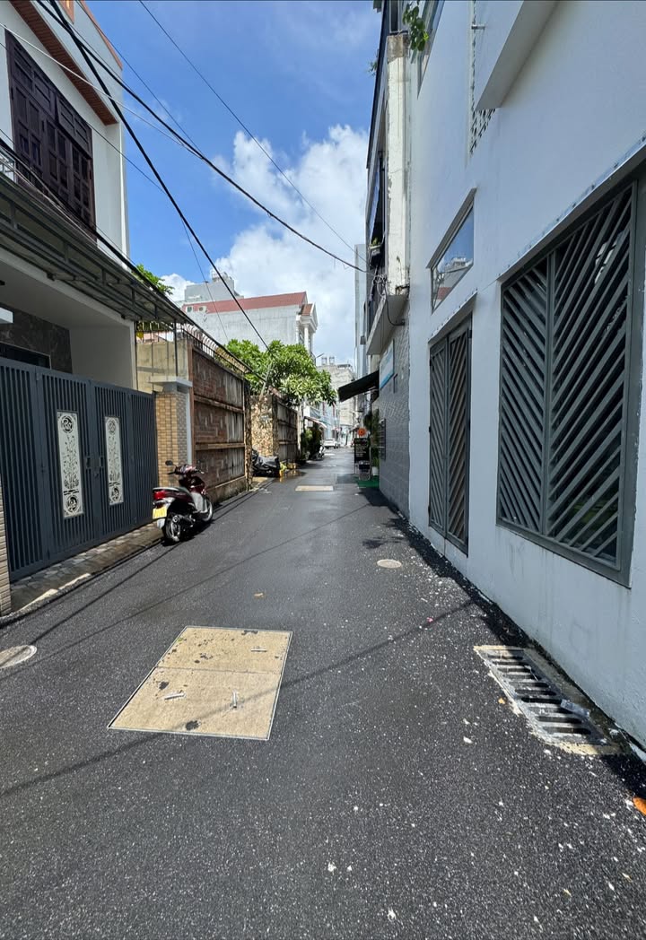 Nhà 3 tầng Lê Hữu Trác, Sơn Trà 100m² giá 8.9 tỷ - Kiệt ô tô, gần biển Mỹ Khê!