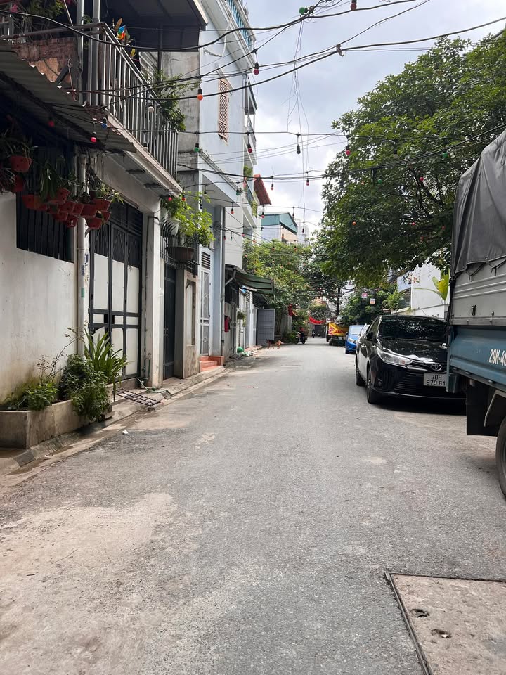 Đất nền 75m² Việt Hưng giá 11 tỷ - Kinh doanh sầm uất, ô tô tránh nhau!