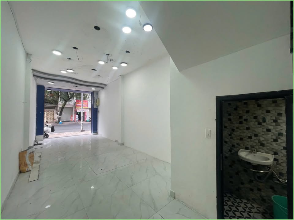 Nhà mặt tiền Nguyễn Trãi, Phường 7, Quận 5 - 36m² giá 35 triệu - Kinh doanh sầm uất!