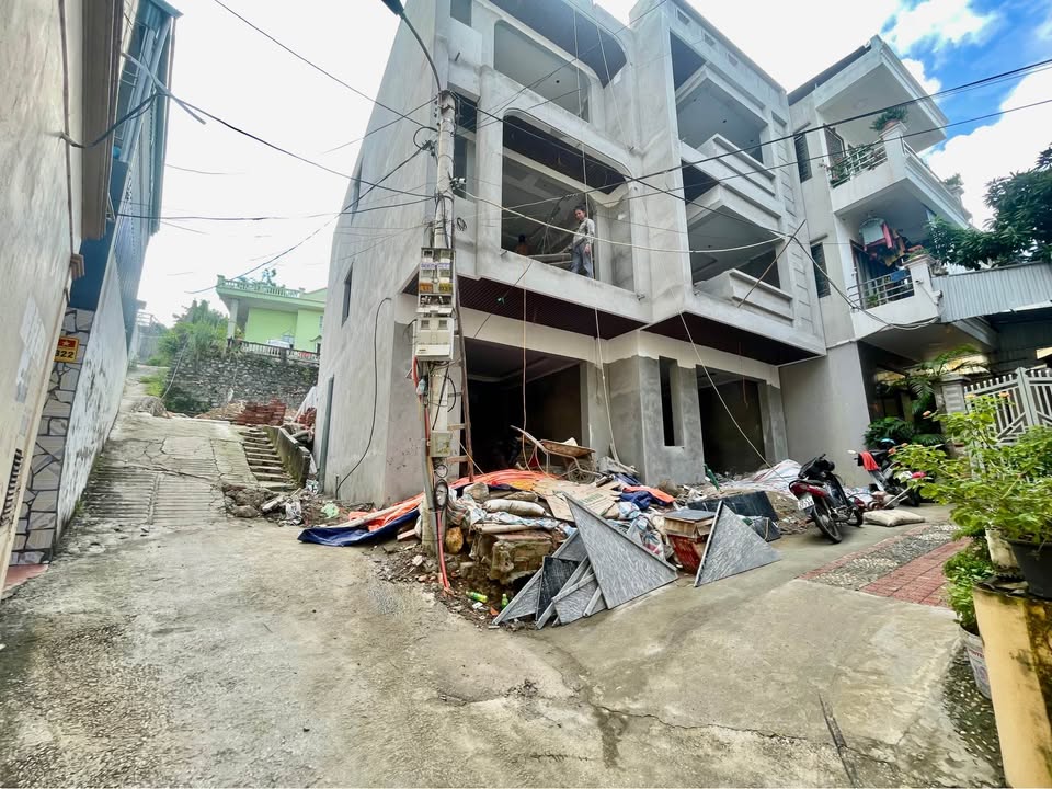 Nhà 3 tầng 72m² tại Cao Thắng, Hạ Long giá 3.55 tỷ - Ô tô đỗ ngay trước cửa!