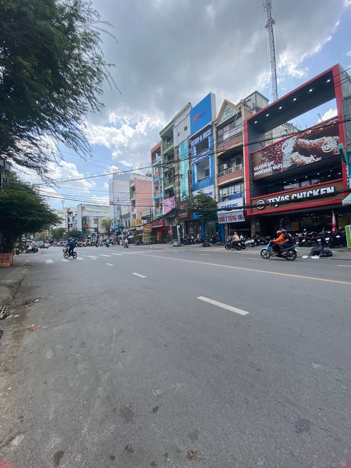 Nhà cho thuê 2 mặt tiền Nguyễn Thị Minh Khai, Quận 1 - Vị trí đắc địa, kinh doanh thuận lợi!