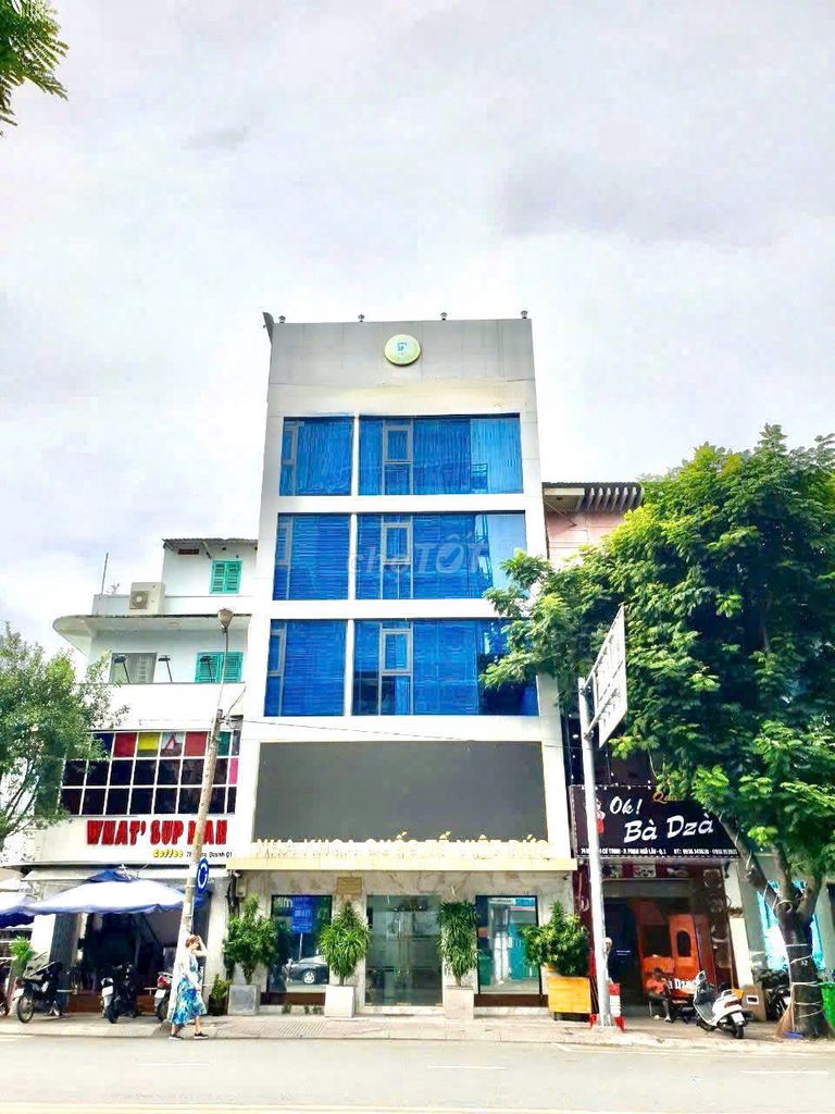 Cho thuê nguyên căn mặt tiền Nguyễn Cư Trinh 400m² giá 120 triệu - Vị trí đắc địa gần phố Bùi Viện!