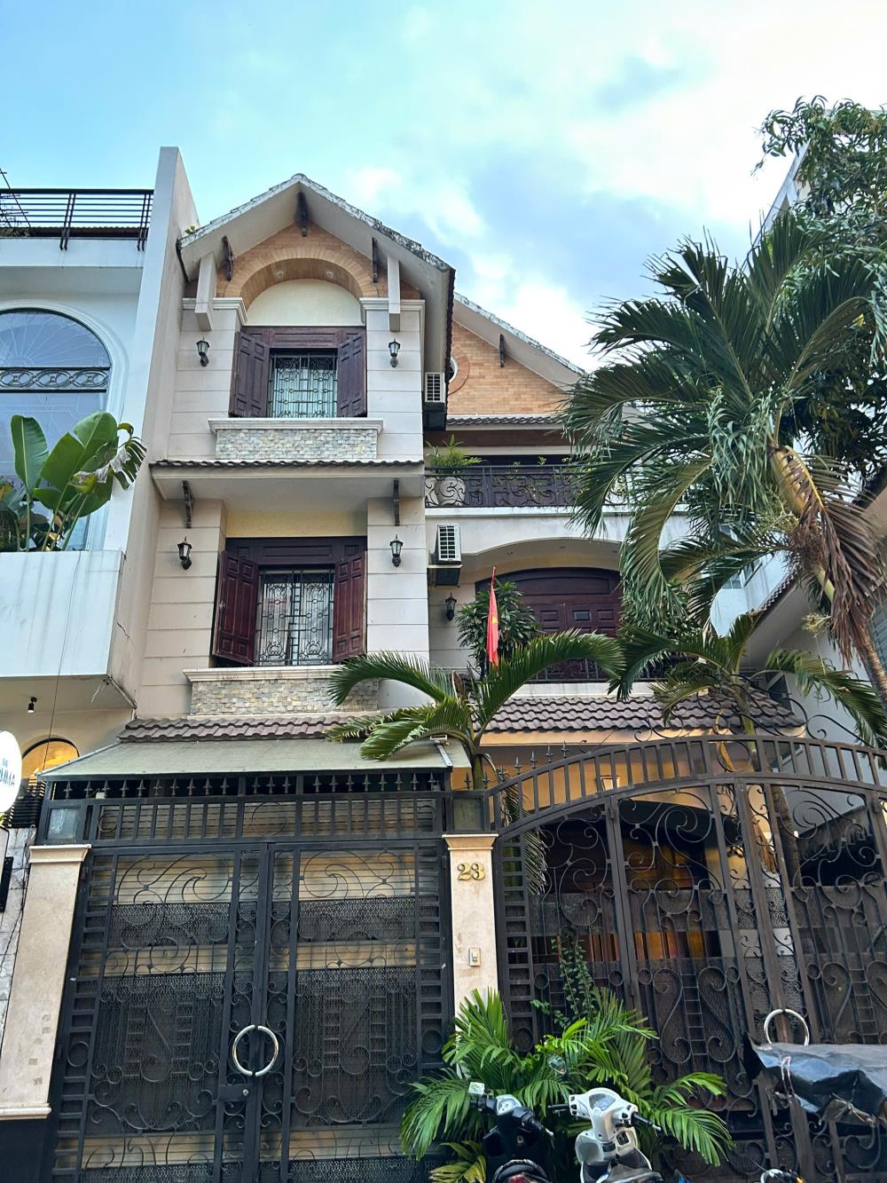 Bán tòa nhà CHDV mặt tiền Phan Xích Long, Phú Nhuận 570m² giá chỉ 53 tỷ!