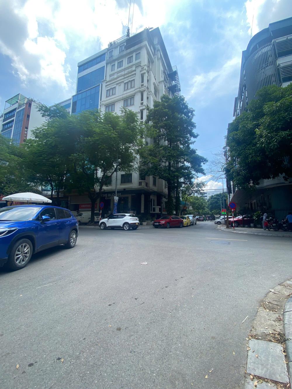 Bán tòa văn phòng mặt phố Dịch Vọng 210m² giá 150 tỷ - Đầu tư sinh lời lý tưởng!