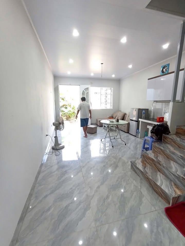 Nhà 2 tầng Âu Cơ 40m² giá 2.1 tỷ - Thiết kế sang trọng, sẵn sàng vào ở!