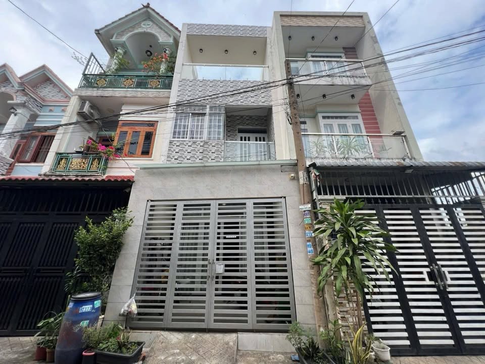 Nhà phố Dĩ An 60.4m² giá 4.5 tỷ - Đường xe hơi thuận lợi, gần chợ!