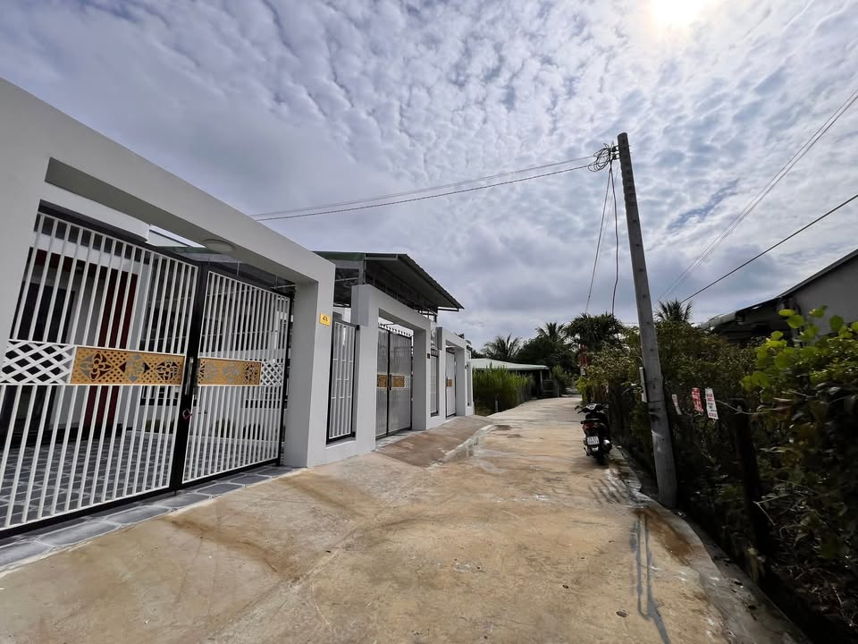 Nhà liền kề mặt tiền đường bê tông khu phố Đồng Cỏ Đỏ - 132m² chỉ 1.2 tỷ - Chính chủ bán!