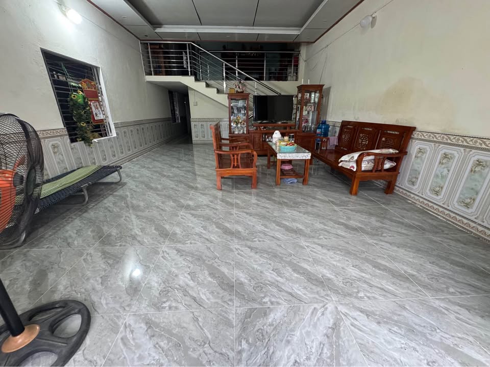 Nhà gác lửng Yên Bái 81m² giá 1 tỷ - Vị trí đắc địa gần chợ và bệnh viện!