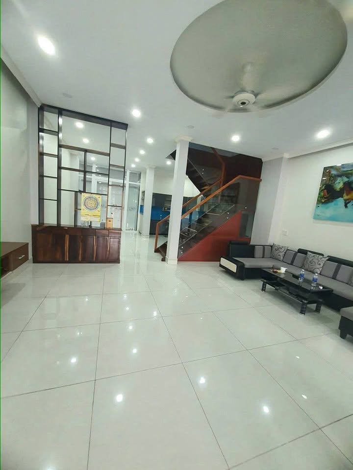 Nhà cho thuê phường Phú Tân, Thủ Dầu Một, 100m² - Nội thất cơ bản, giá chỉ 10 triệu/tháng!