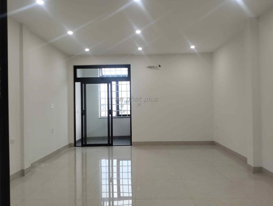 Nhà cho thuê mặt tiền Trịnh Đình Thảo 100m² giá chỉ 27 triệu - Phù hợp với văn phòng và spa!