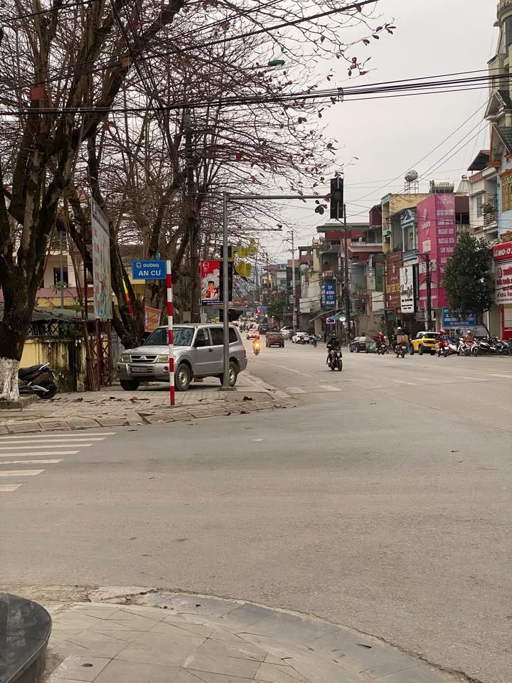 Nhà phố 2,5 tầng mặt đường An Cư, TP Hà Giang 100m² - Vị trí kinh doanh sầm uất!