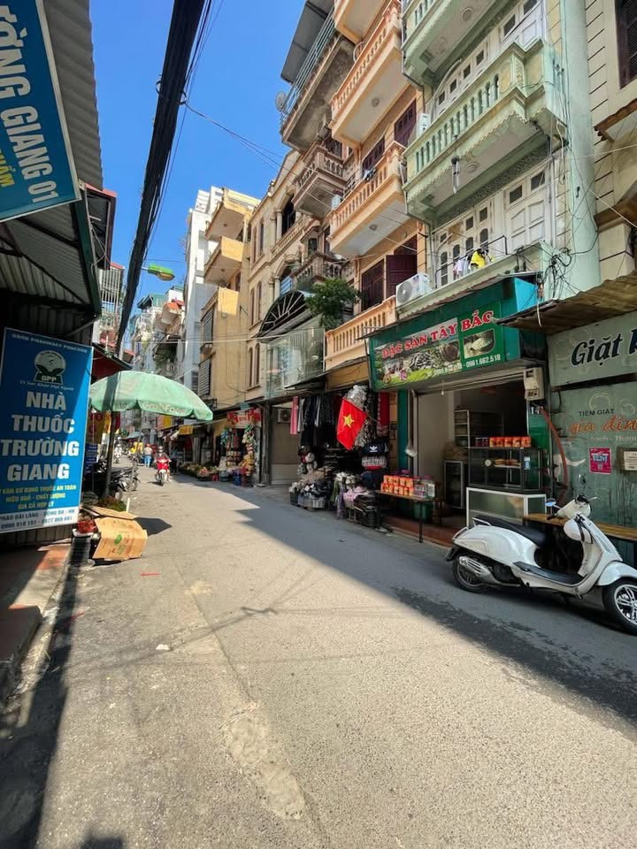 Mặt phố kinh doanh Đài Láng 82m² giá thỏa thuận - Cơ hội đầu tư sinh lời!