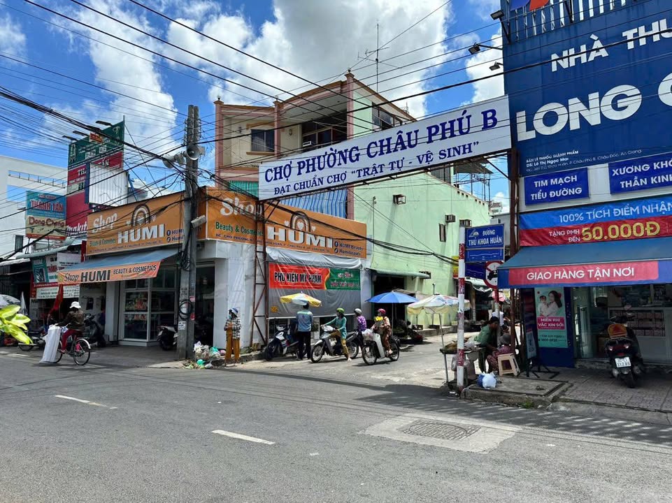 Nhà 2 mặt tiền cổng chợ phường Châu Phú B, Châu Đốc 135m² giá 8 tỷ - Đầu tư sinh lời hấp dẫn!