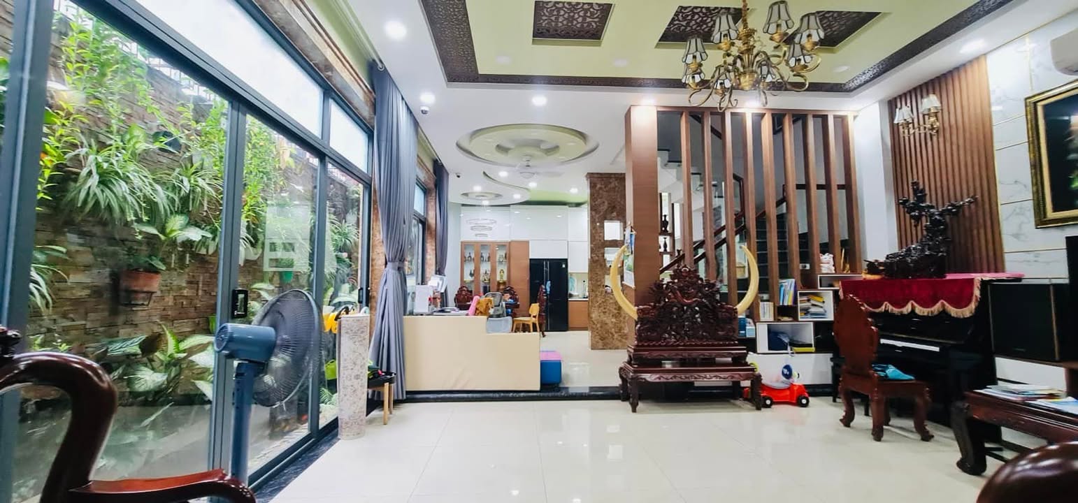 Nhà Mặt Tiền 4 Tầng Linh Chiểu Thủ Đức 120m² giá 12 tỷ - Đầy đủ nội thất sang trọng!