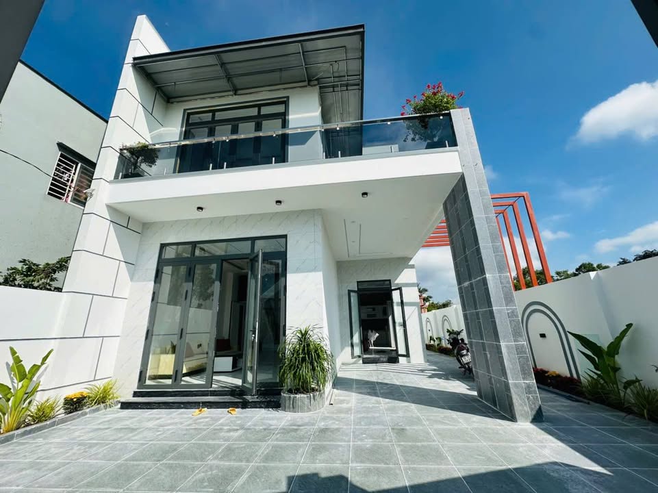 Villa sân vườn Cần Giuộc 250m² giá 4.85 tỷ - Không thể bỏ lỡ!